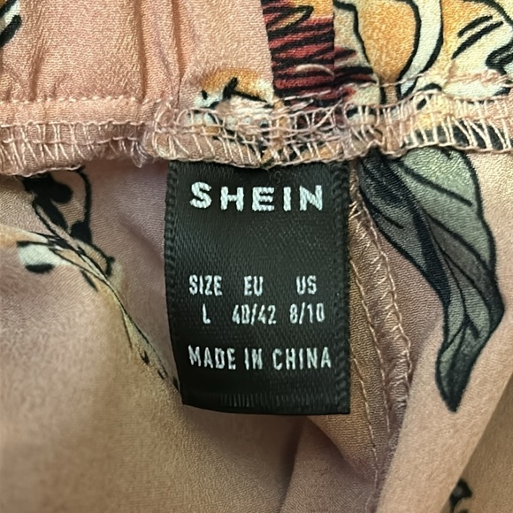 Shein Relaxed fit Shorts | SIZE L (8-10) - Picture 5 of 5